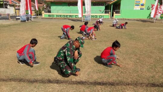 Siswa Siswi SDN 01 Cilibang Bersih-bersih Lapangan Cironeng, Wujud Semangat Seumpah Pemuda