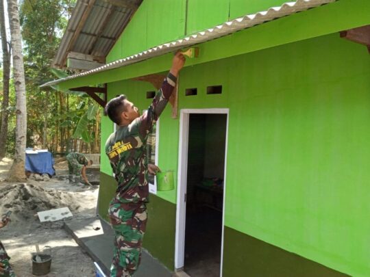 Prada Iqbal Kerjakan Pengecatan Resplang Rumah Sunarja Rastam