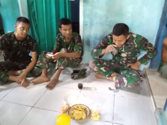 Santap Gorengan di Waktu Rehat TMMD 106 Kodim Cilacap