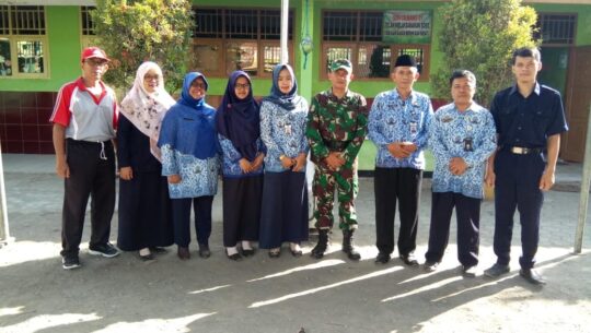 Sertu Mulyono Diajak Foto Bareng Guru-Guru SD