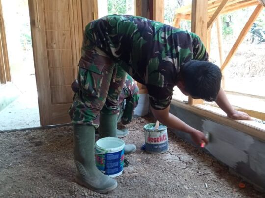 Kebut Pengecatan Rumah Jahidin, Prada Purwanto, Sampai Ogah Istirahat