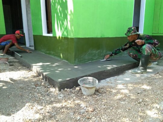 Sertu Lasam Mengaci Dinding Rumah Arif