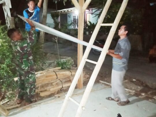 Naikkan Asbes, Satgas TMMD bersama Warga Buatkan Rumah Lapangan Tenis Meja