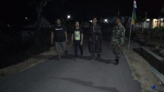 Patroli Keliling, Anggota Satgas TMMD bersama Warga Jaga Lingkungan Dengan Siskamling