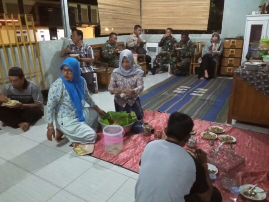Warga Dusun Kaligintung dan Anggota Satgas TMMD Menikmati Nasi Tumpeng