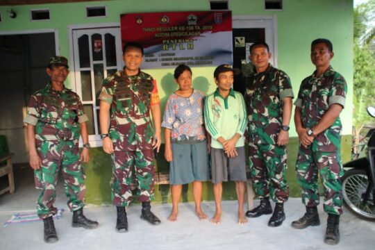 Dansatgas pun Kunjungi Rumah Warga Tempat Menginap Satgas TMMD