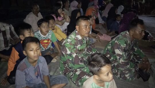 Warga Dusun Kaligintung  dan Satgas TMMD Nobar Bersama