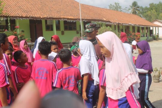 Disambut Meriah Siswa Dan Siswi Serrta Guru, Serka Yatiman Sambangi SDN Jeruklegi Kulon 02