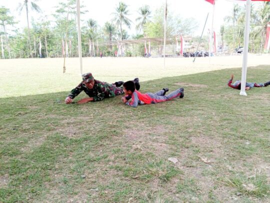 Di Tengah Acara Kerja Bakti, Iqbal Diajari Cara Merayap