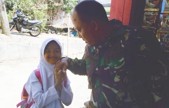 Cium Tangan, Dhini Temui Serka Yatiman Yang Sosoknya Dikagumi Anak-anak Desa Cilibang