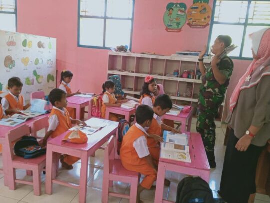 Dengarkan Penjelasan Sertu Mulyono, Siswa Siswi Paud Hidayah Sangat Berantusias