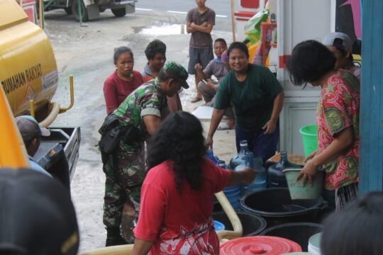 Demi Mendapatkan Air Bersih, Warga Rela Basah Basahan Mengantri Air Bersih