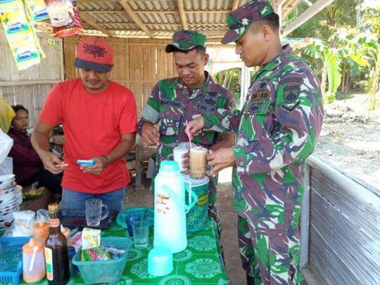 Minum Es Usai Kerja Bakti Di Lapangan untuk Upacara Penutupan TMMD 106 Kodim Cilacap