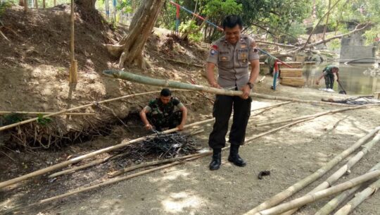 Satgas TMMD 106 Kodim Cilacap dan Anggota Polisi, Rapikan Tempat Duduk Pemancingan Krama Cenil