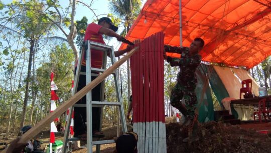 Satgas TMMD 106 Kodim dan Warga, Rapikan Gapura