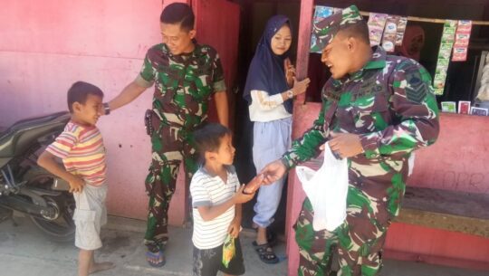 Berikan Roti, Serka Yatiman Minta Mereka Bacakan Isi Pancasila