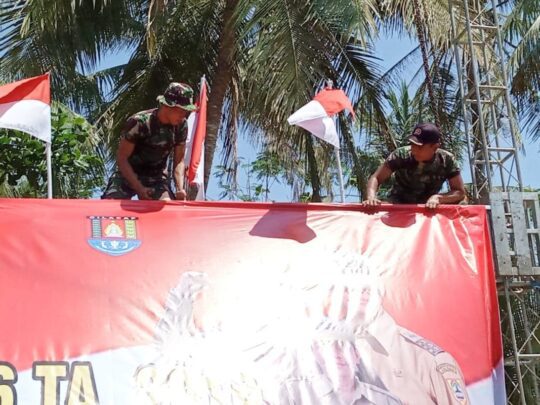 Tak Kenal Panas, Kapten Inf Joko Yunanto Pimpin Pemasangan Banner Upacara Penutupan TMMD