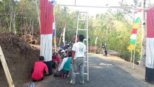 Kadus Kalirau bersama Warga Rapihkan Gapura Wisata Krama Cenil