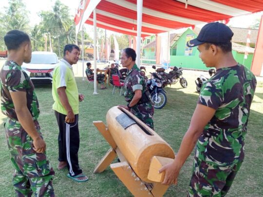 Kentongan Sebagai Tanda Penutupan TMMD Di Cat Ulang