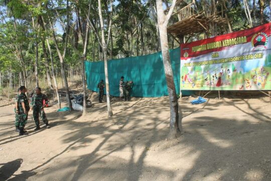 Kasdim Tinjau Pemasangan Banner Penutupan TMMD