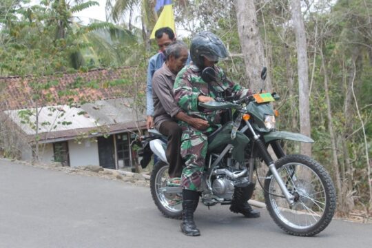 Mbah Sunarjo Nyaris Kesasar, Untung Ada Satgas TMMD