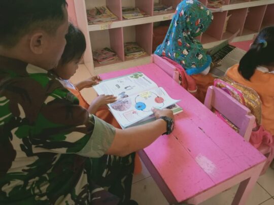 Ditengah Sibuk Siapkan Penutupan TMMD, Mulyono Ajari Chika Baca Buku