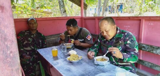 Cicipi Seblak Mbak Eni, di Lokasi TMMD 106 Kodim Cilacap