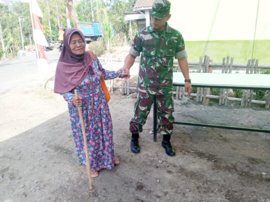 Warga Penerima Sembako sdah Berdatangan Di Halaman Rumah Soim