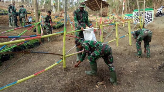 Satgas TMMD bersama Warga Bersihkan Area Lokasi Wisata Krama Cenil