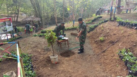 Kapten Inf Agus Sudarso Arahkan Sertu Jumadi Di Lokasi Rencana Penanaman Bibit Durian Oleh Kasdam IV Diponegoro