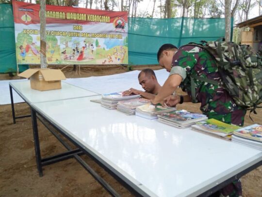 Sertu Mulyono Cek Kesiapan Buku Bacaan, Sebelum Berikan Materi Wasbang Pada Anak-Anak