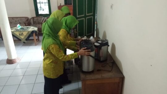 Ibu-Ibu Persit Ranting 3 Koramil Jeruklegi, Siapkan Menu Makanan Dan Minuman