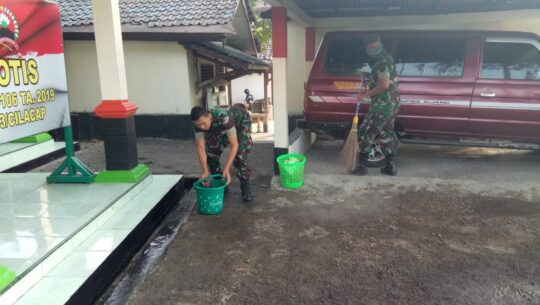 Bersikan Posko Balai Desa Cilibang, Serda Haryanto Terlihat Semangat