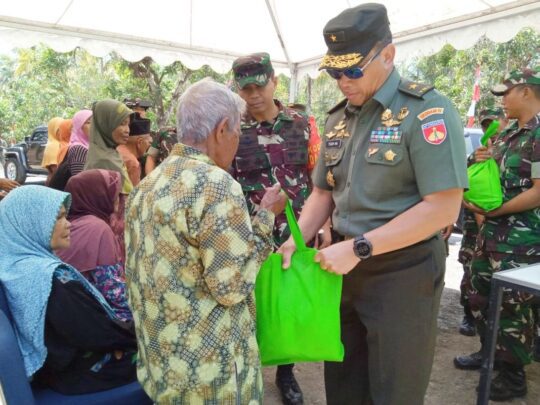 Kasdam IV/Diponegoro Bagikan Bingkisan Sembako, Warga Senang