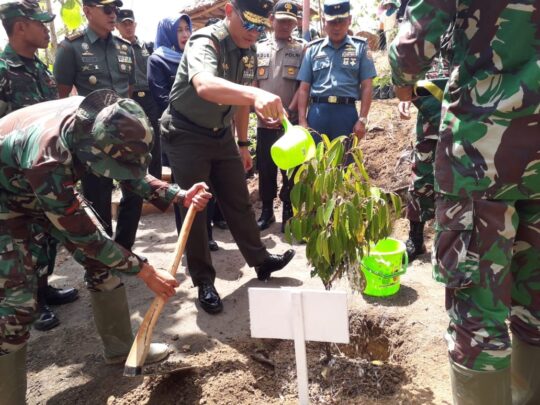 Kasdam IV/Diponegoro, Siram Pertama Kalinya Pohon Durian di Pemancingan Krama Cenil