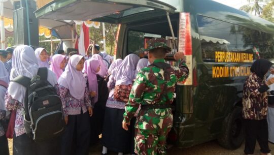 Menunggu Upacara, Sambil Membaca Buku Perpustakaan