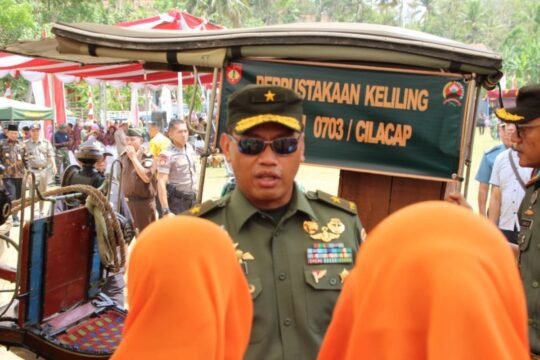 Kasdam Sambangi Ibu-Ibu Pengunjung  Stand Perpus Kodim 0703 Cilacap
