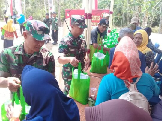 Bagikan Sembako, Serka Asrodin Anggota Koramil 03/Kroya Langsung Membantu Membagikan Sembako