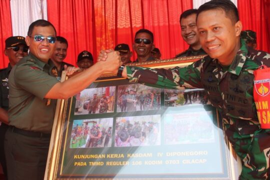 Dansatgas TMMD Berikan Figura Foto Sebagai Kenang-kenangan Kasdam IV Diponegoro