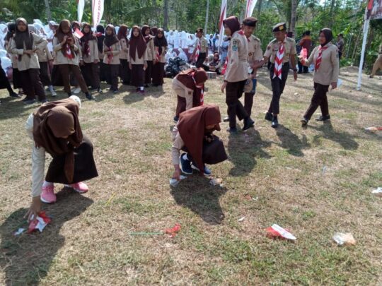 Aksi Pramuka Punguti Sampah Usai Upacara Penutupan TMMD 106 Kodim Cilacap