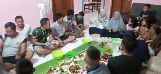 Anggota Satgas Yonzipur Berpamitan Dengan Warga Dusun Kalirau