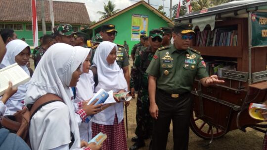 Kasdam Datangi Siswa dan Siswi SMAN 1 Jeruklegi di Stand Perpus Kaliling Kodim