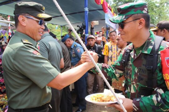 Potong Nasi Tumpeng dari Kasdam IV/Diponegoro untuk Dansatgas TMMD 106 Kodim Cilacap