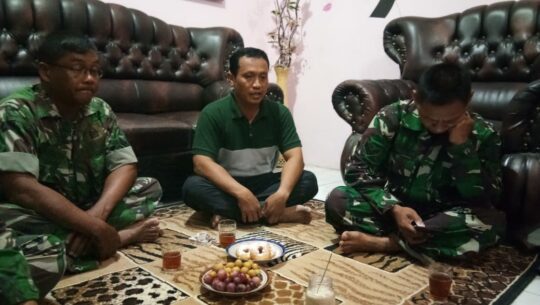 Perwakilan Satgas TMMD Sertu Basuki Berpamitan Dengan Warga Desa Cilibang