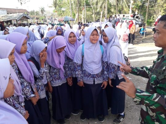 Jelang Upacara penutupan TMMD, Berikan Materi Wasbang Kepada Siswi SMP Muhamdiyah Jeruklegi