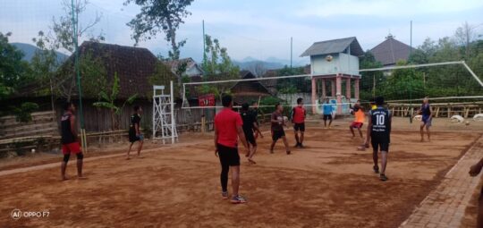 Mengisi Waktu Sore Hari, Anggota Satgas TMMD ke 106 Bermain Volley Bersama Masyarakat