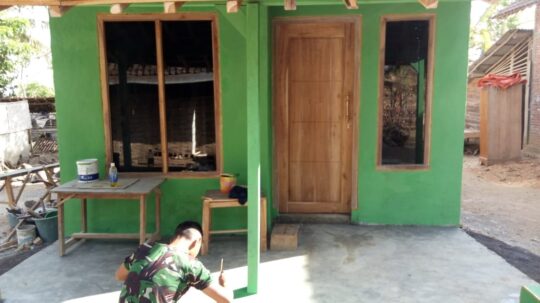 Ketelatenan Satgas TMMD Mengecat Rumah Pak Siyono