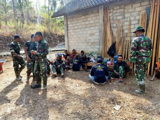 Inilah Cara Satgas TMMD ke 106 Istirahat Sejenak Melepas Lelah