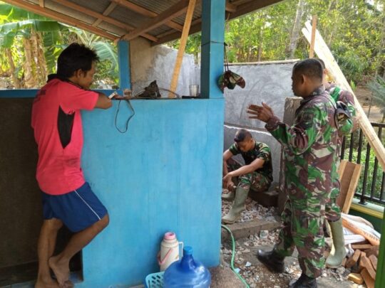 Sertu Jumadi Arahkan Warga untuk Pekerjaan Rehab Mushola Al Mukhlisin