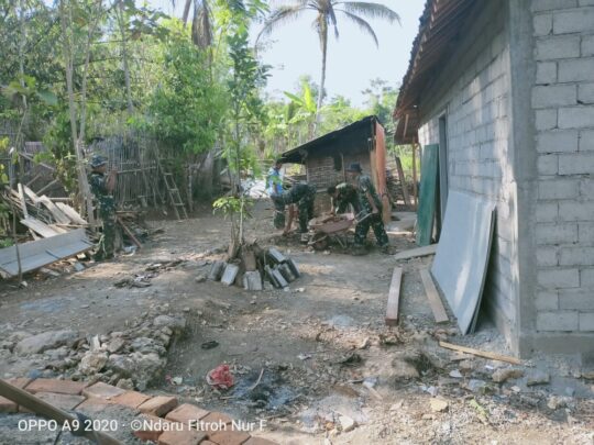 Satgas TMMD Rapikan Sekitaran Rumah Pak Sumadi